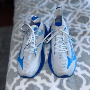 Ladies Mizuno Neo Vista running sneaker
Size 8